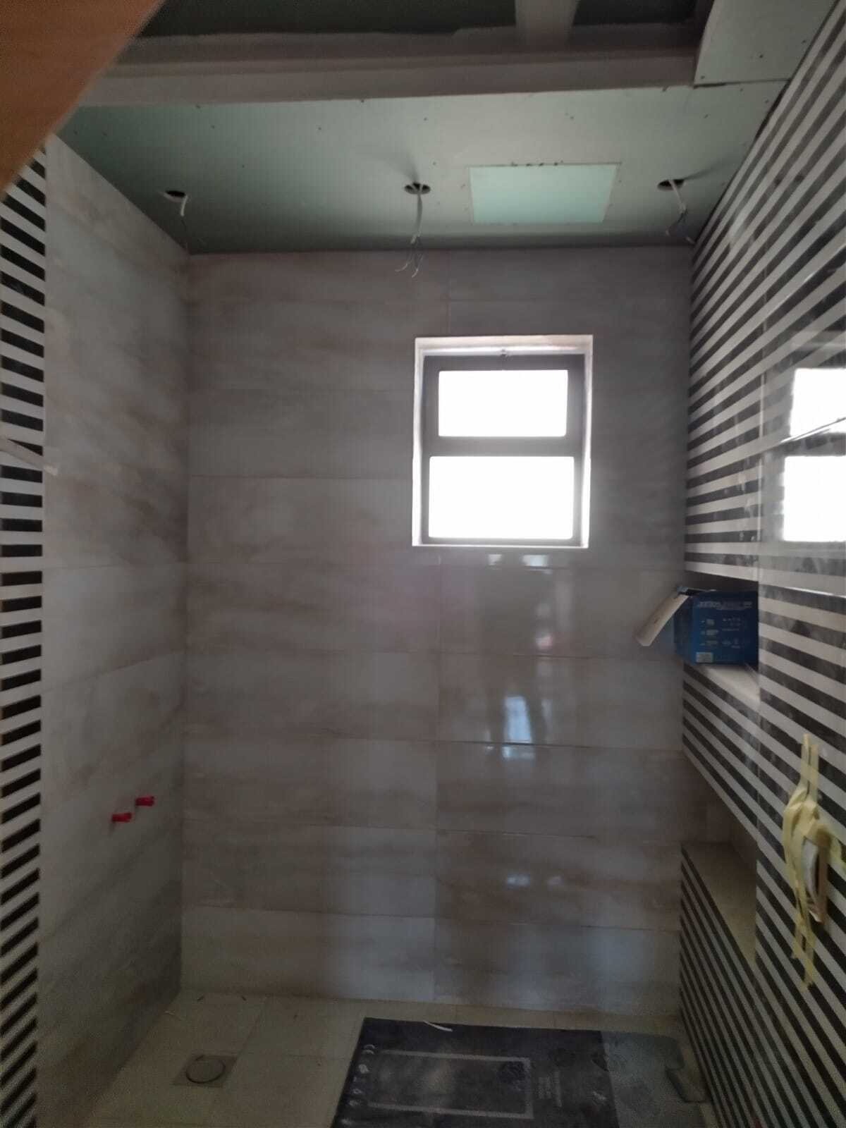 "استمتع بتحفة الفن في كل ركن من أركان حمامك مع تصميماتنا الرائعة." ديكورات حمامات المودرن و اكسسواراتها .