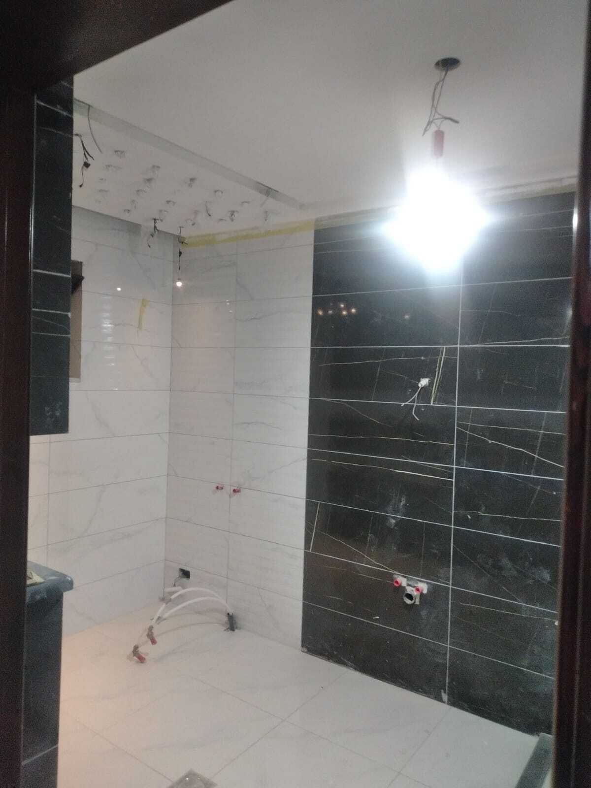 "استمتع بتحفة الفن في كل ركن من أركان حمامك مع تصميماتنا الرائعة." ديكورات حمامات المودرن و اكسسواراتها .