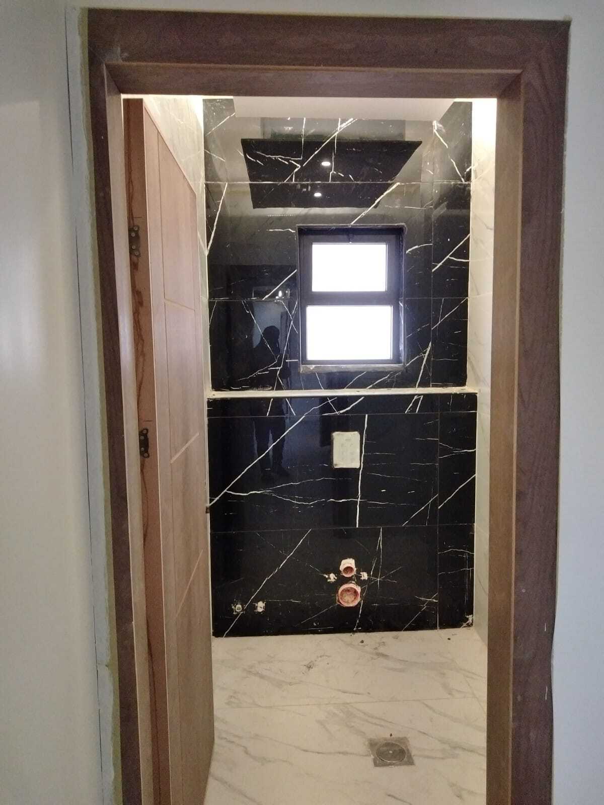 "استمتع بتحفة الفن في كل ركن من أركان حمامك مع تصميماتنا الرائعة." ديكورات حمامات المودرن و اكسسواراتها .