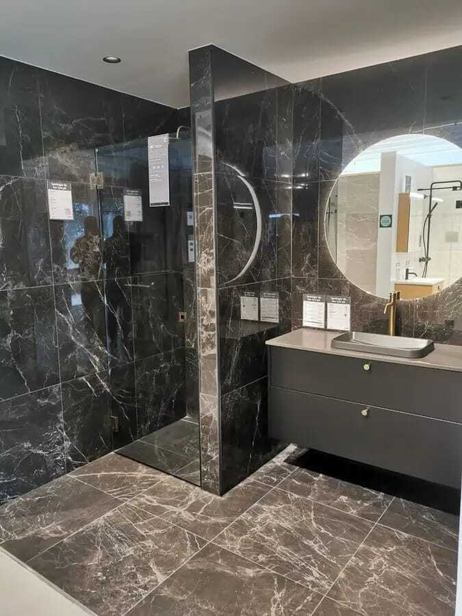 "استمتع بتحفة الفن في كل ركن من أركان حمامك مع تصميماتنا الرائعة." ديكورات حمامات المودرن و اكسسواراتها .