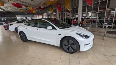 10) TESLA MODEL 3 – Kereta Elektrik TESLA. RM21 dapat bergerak sejauh 500km