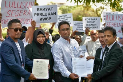61) 320,000 PENCARUM DESAK BENARKAN PENGELUARAN BERSASAR - UTUSAN MALAYSIA - 17/02/2023