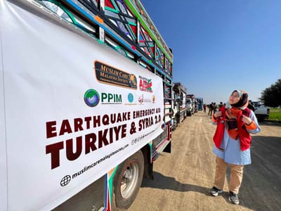 80) 10 LORI BARANGAN SUMBANGAN RAKYAT MALAYSIA UNTUK MANGSA GEMPA BUMI DI SYRIA - UTUSAN MALAYSIA - 27/02/2023