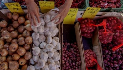 110) HARGA BARANG NAIK: PENGGUNA PERLU BIJAK, JANGAN ASYIK SALAHKAN KERAJAAN SAHAJA - UTUSAN MALAYSIA - 17/03/2023