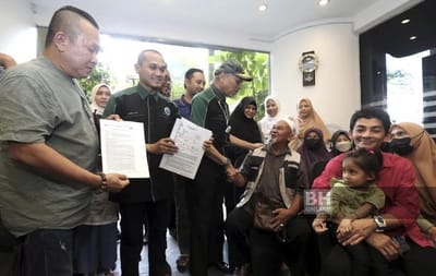 146) 70 BAKAL JEMAAH UMRAH TUNTUT EMRAZ KEMBALIKAN WANG RM1.8 JUTA - BERITA HARIAN - 04/04/2023