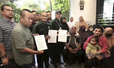 148) BAKAL JEMAAH UMRAH TUNTUT EMRAZ KEMBALIKAN PASPORT, WANG RM1.8 JUTA [METRO TV] - HARIAN METRO - 04/04/2023