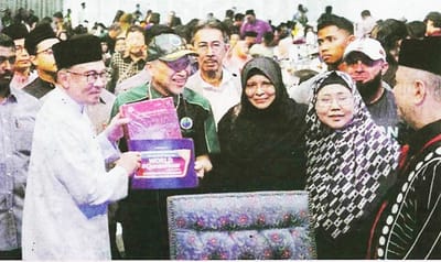 163) WUIF SERAH AL-QURAN KEPADA PM SEMPENA WORLD - SINAR HARIAN - 12/04/2023