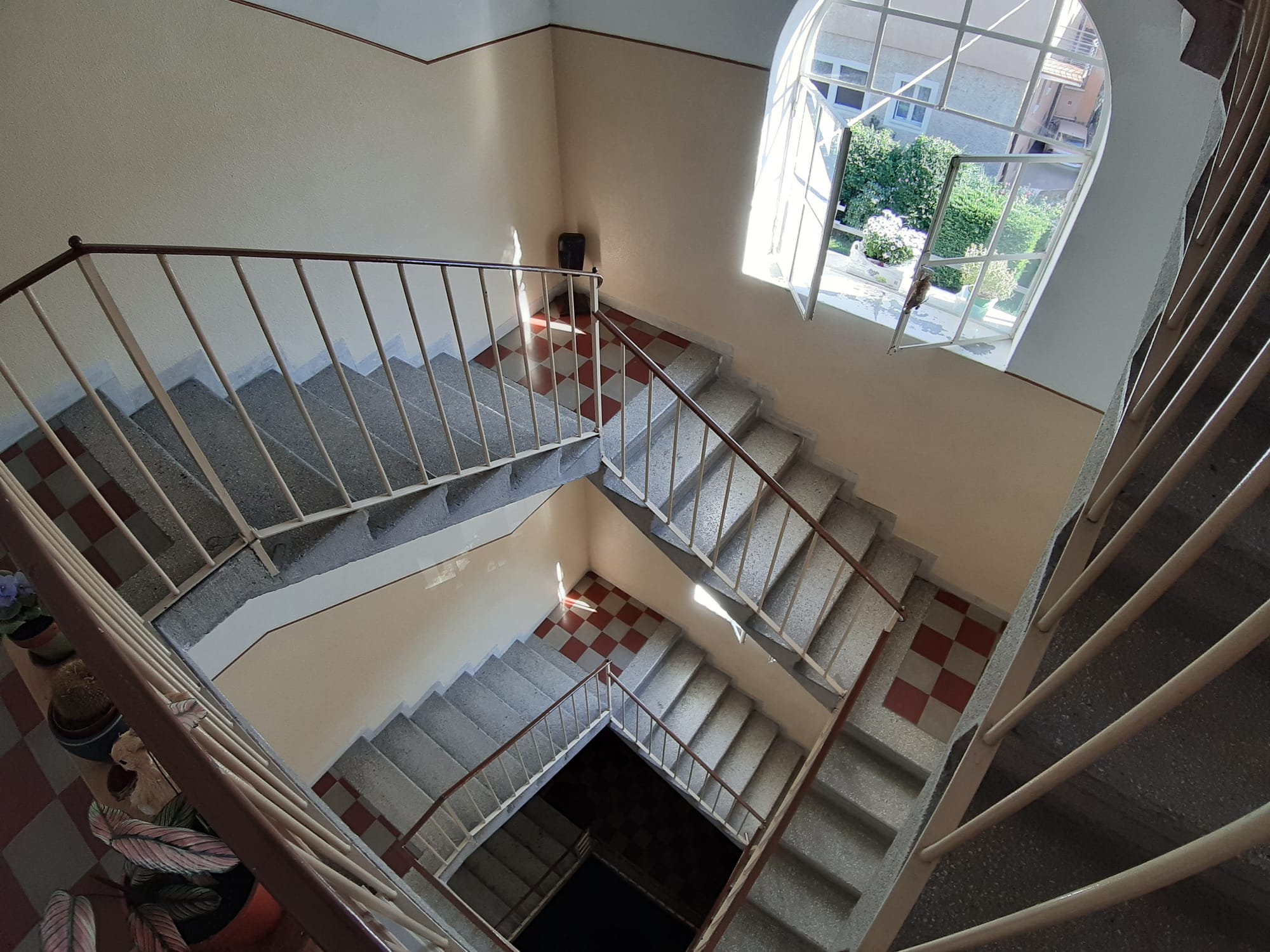 APPARTAMENTO ALL'ULTIMO PIANO CON SOGGIORNO E CUCINA SEPARATI