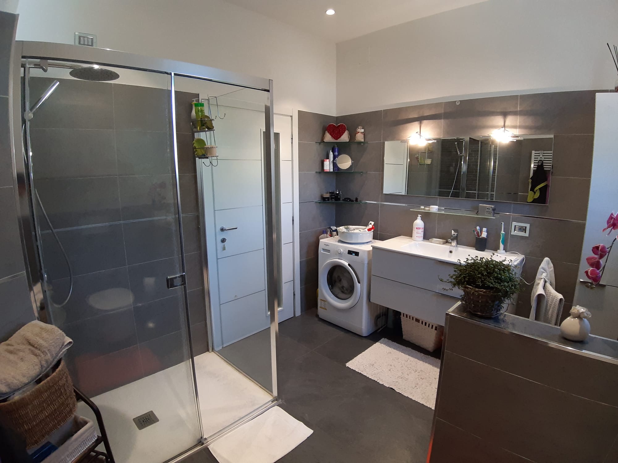 APPARTAMENTO ALL'ULTIMO PIANO CON SOGGIORNO E CUCINA SEPARATI