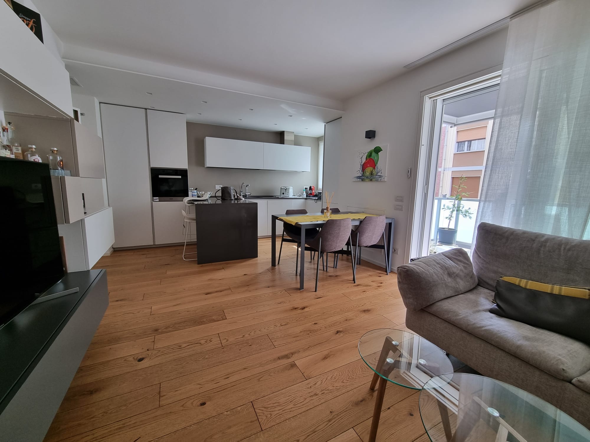 ELEGANTE APPARTAMENTO CON CABINA ARMADIO E FINITURE DI QUALITA' ECCELSA