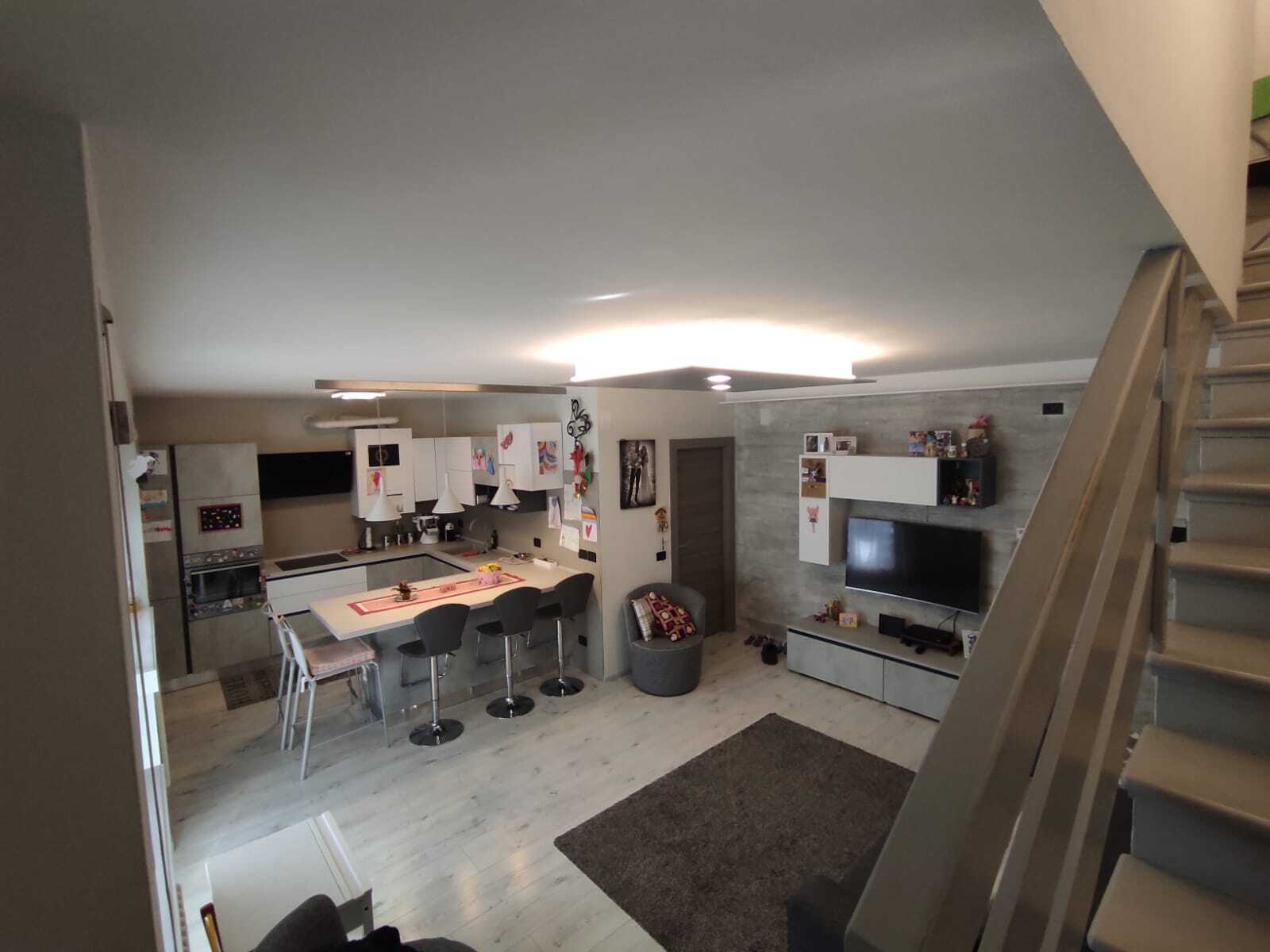 TRILOCALE SU DUE LIVELLI CON DUE BAGNI