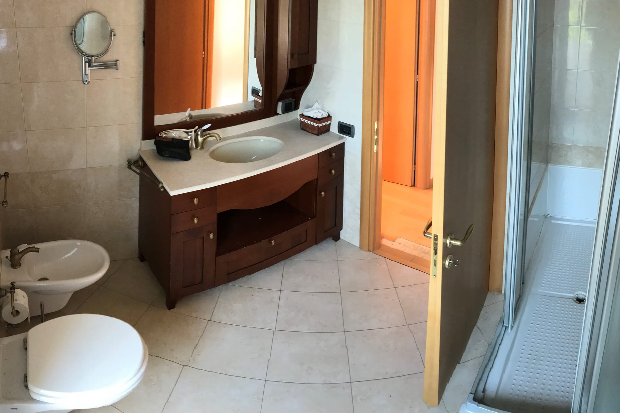 APPARTAMENTO MULTIPIANO CON TRE CAMERE DA LETTO 