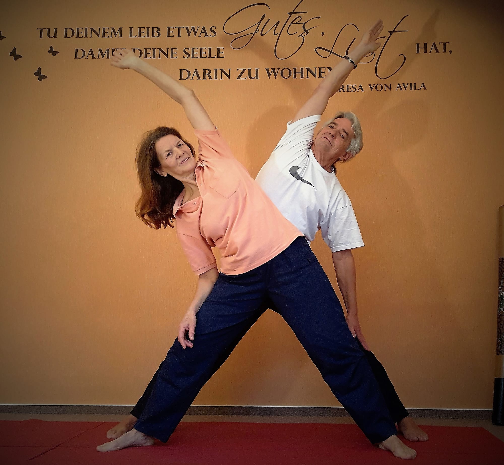 Anneliese und Norbert: Partner-Yoga