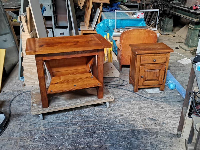 Restauration de deux petits meubles