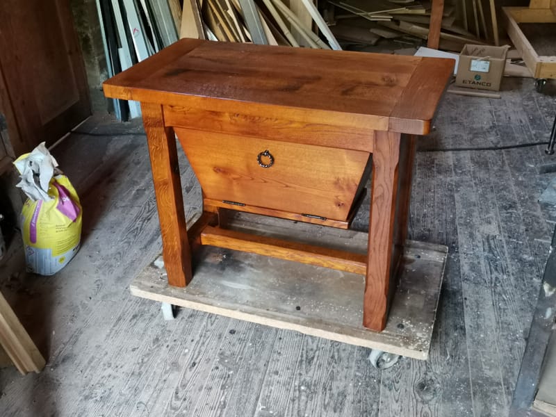 Restauration de deux petits meubles