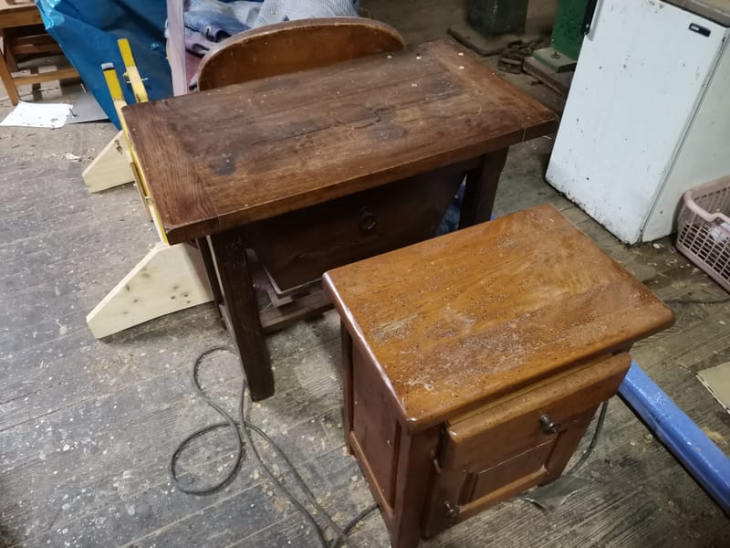 Restauration de deux petits meubles