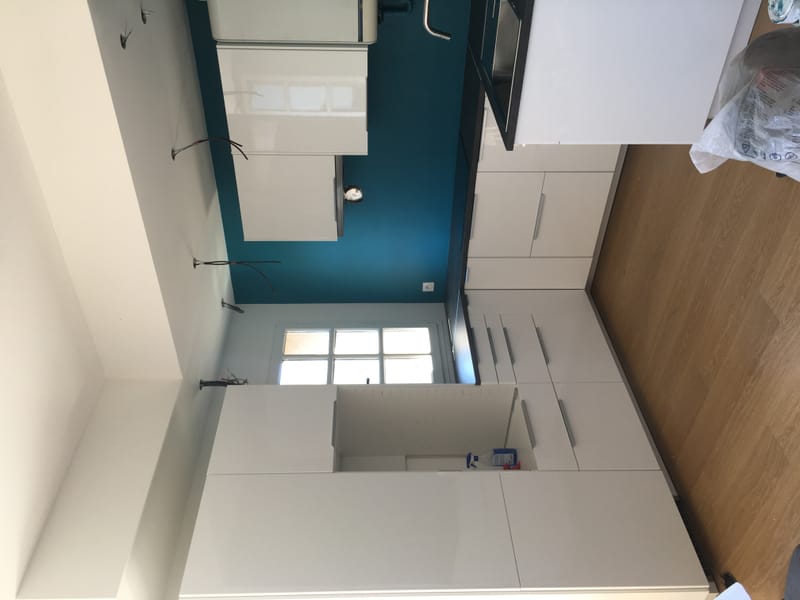 Pose d'un parquet et d'une cuisine dans un appartement ancien