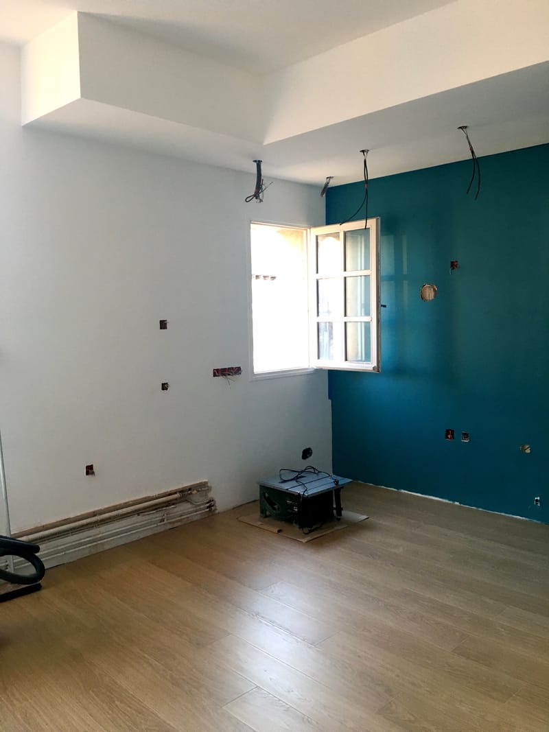 Pose d'un parquet et d'une cuisine dans un appartement ancien