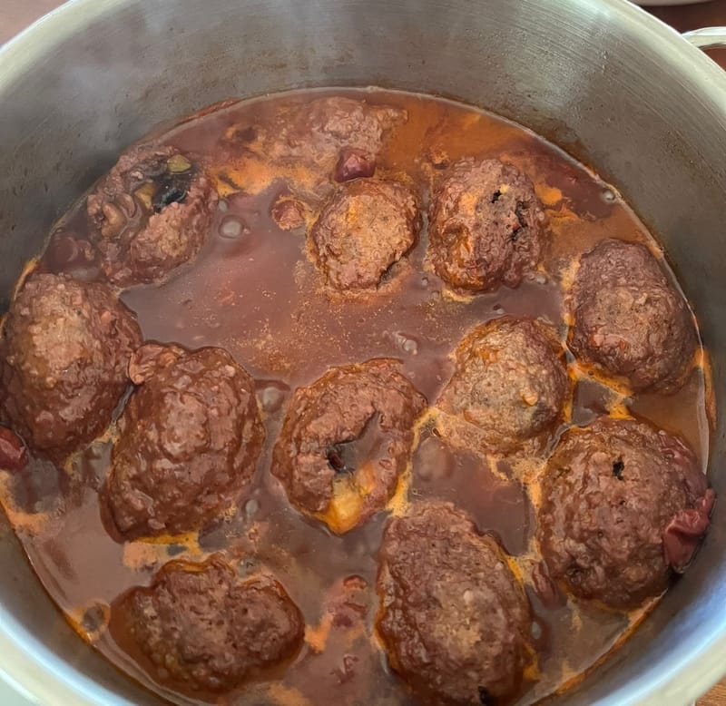 קוויסאת - קציצות ממולאות עם רוטב דובדבנים