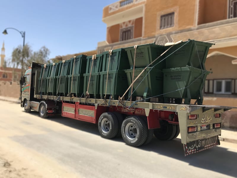 صناديق قمامة معدنية