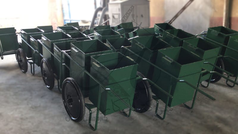 صناديق قمامة معدنية