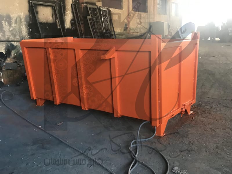 صناديق قمامة معدنية