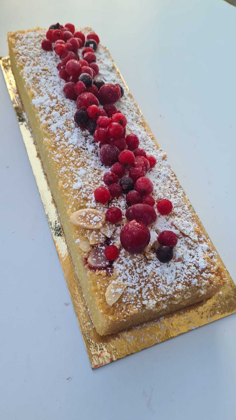 עוגת קרם שקדים ופירות יער ללא גלוטן