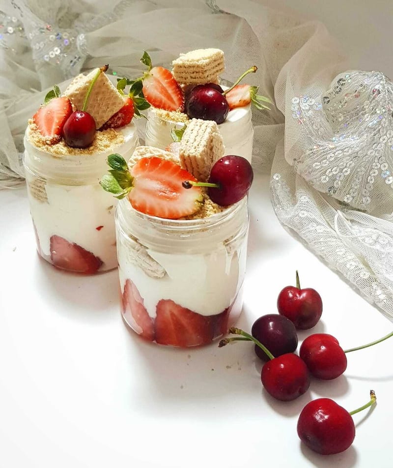 קינוח בצנצנת - מוס יוגורט, דובדבנים ולואקר