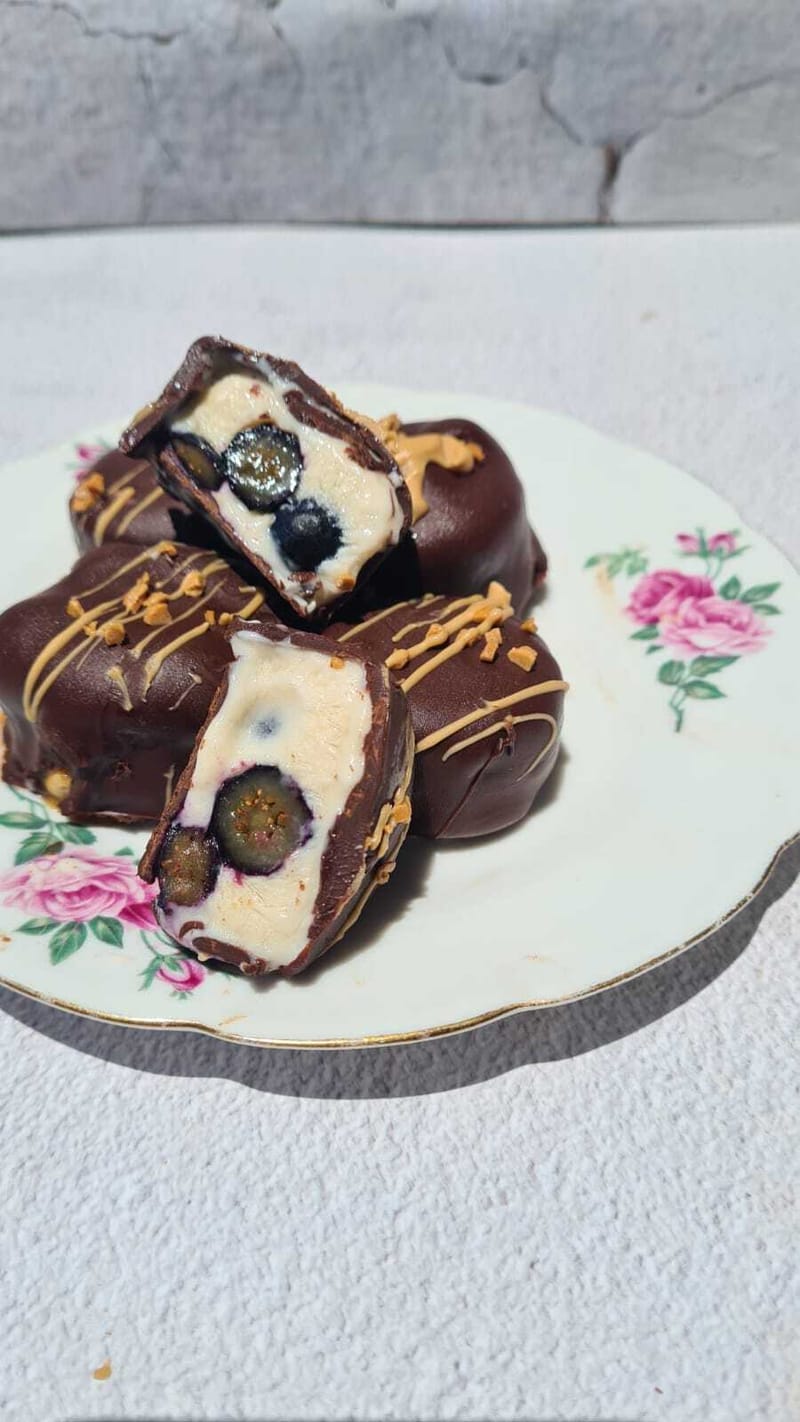 גלידוניות יוגורט ואוכמניות/ בלה אהרונוביץ