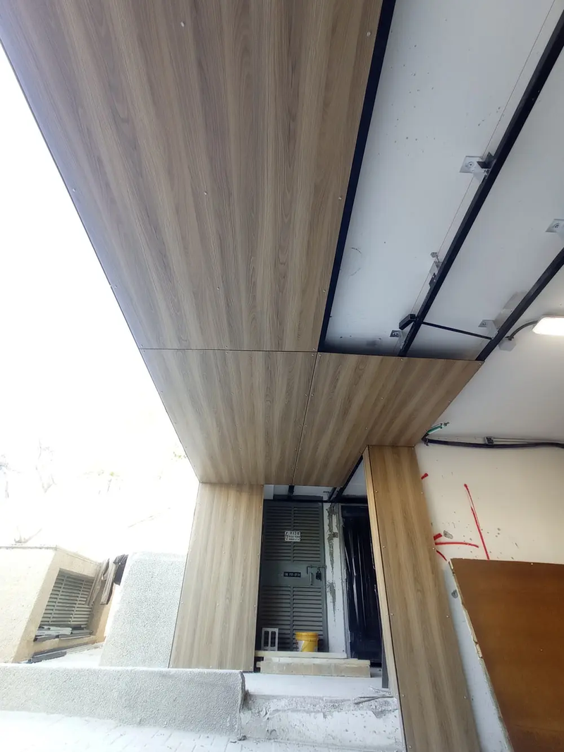 פרויקט חיפוי HPL במבנה מסחרי חברת Wallmax