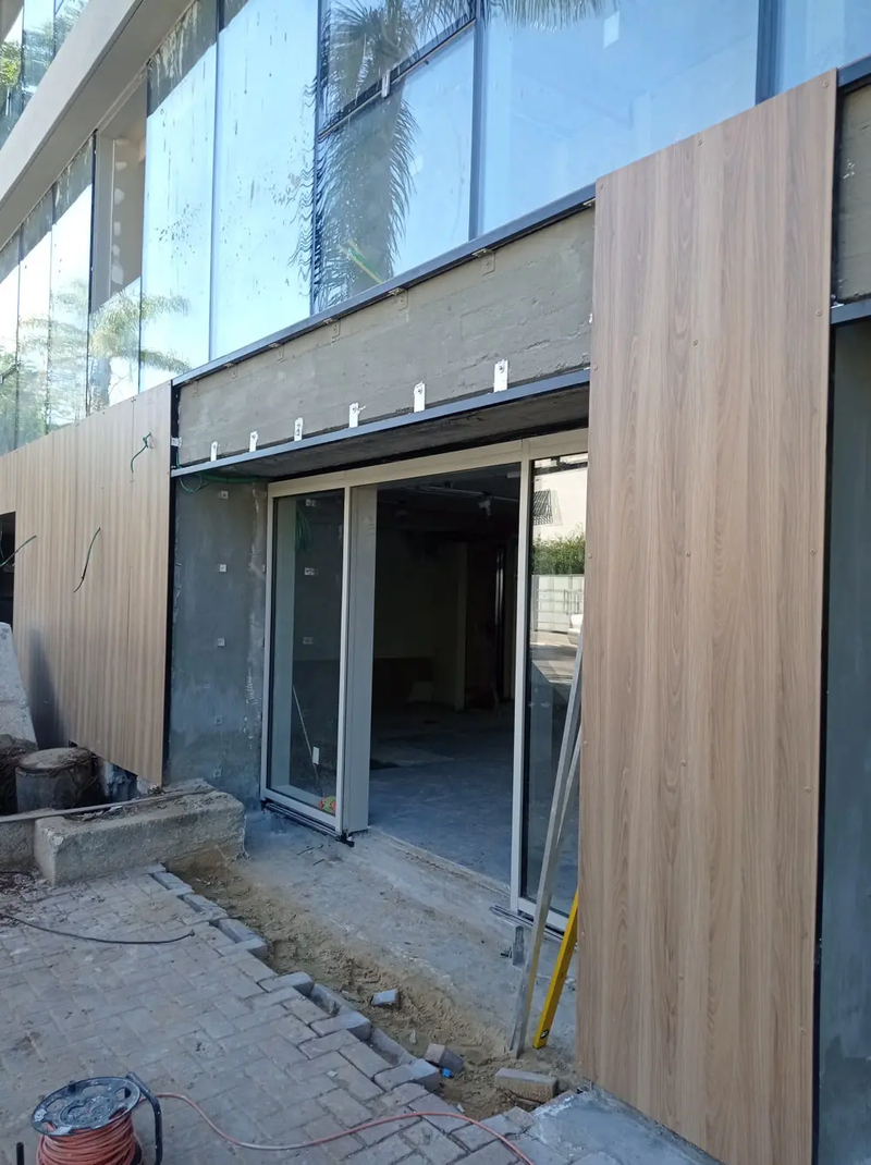 פרויקט חיפוי HPL במבנה מסחרי חברת Wallmax