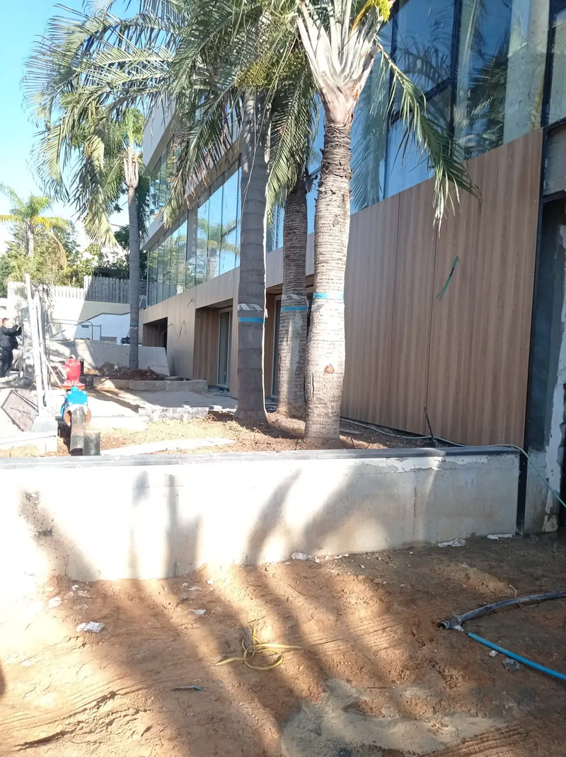 פרויקט חיפוי HPL במבנה מסחרי חברת Wallmax