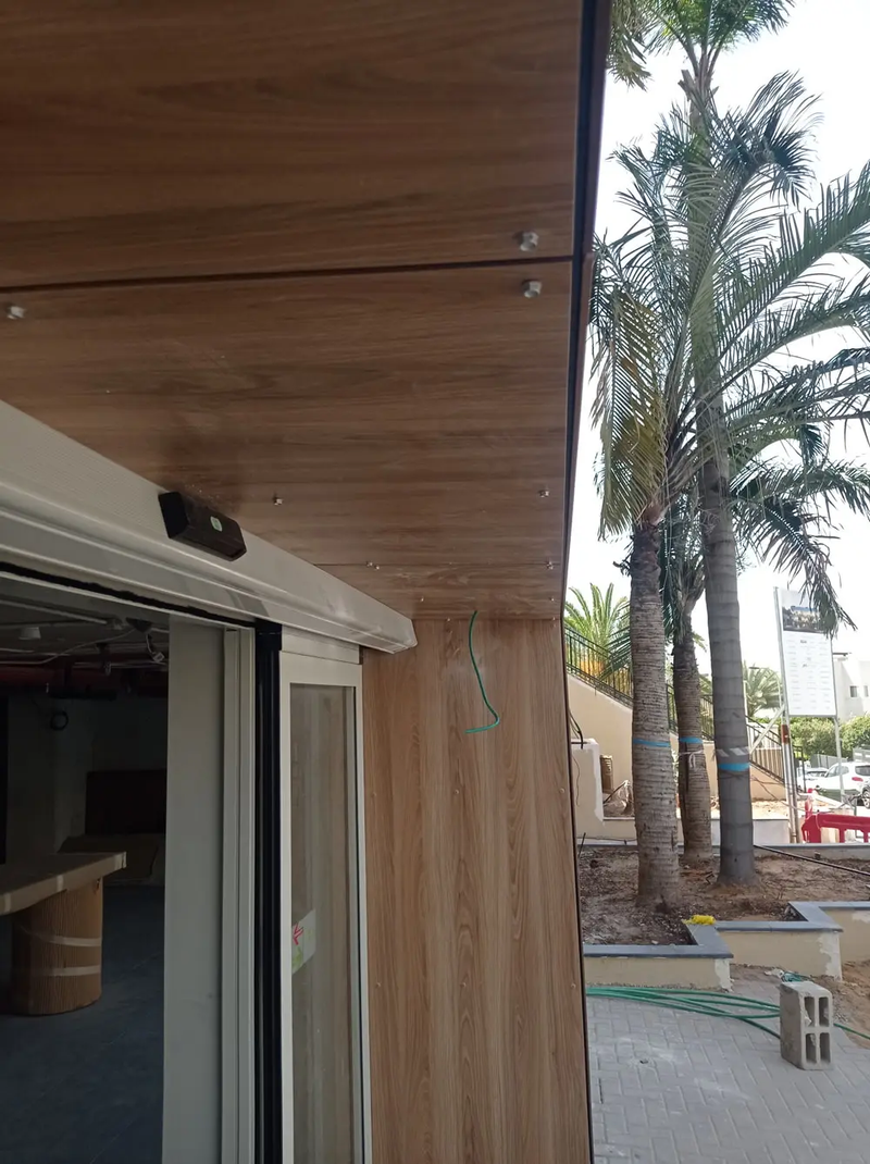 פרויקט חיפוי HPL במבנה מסחרי חברת Wallmax