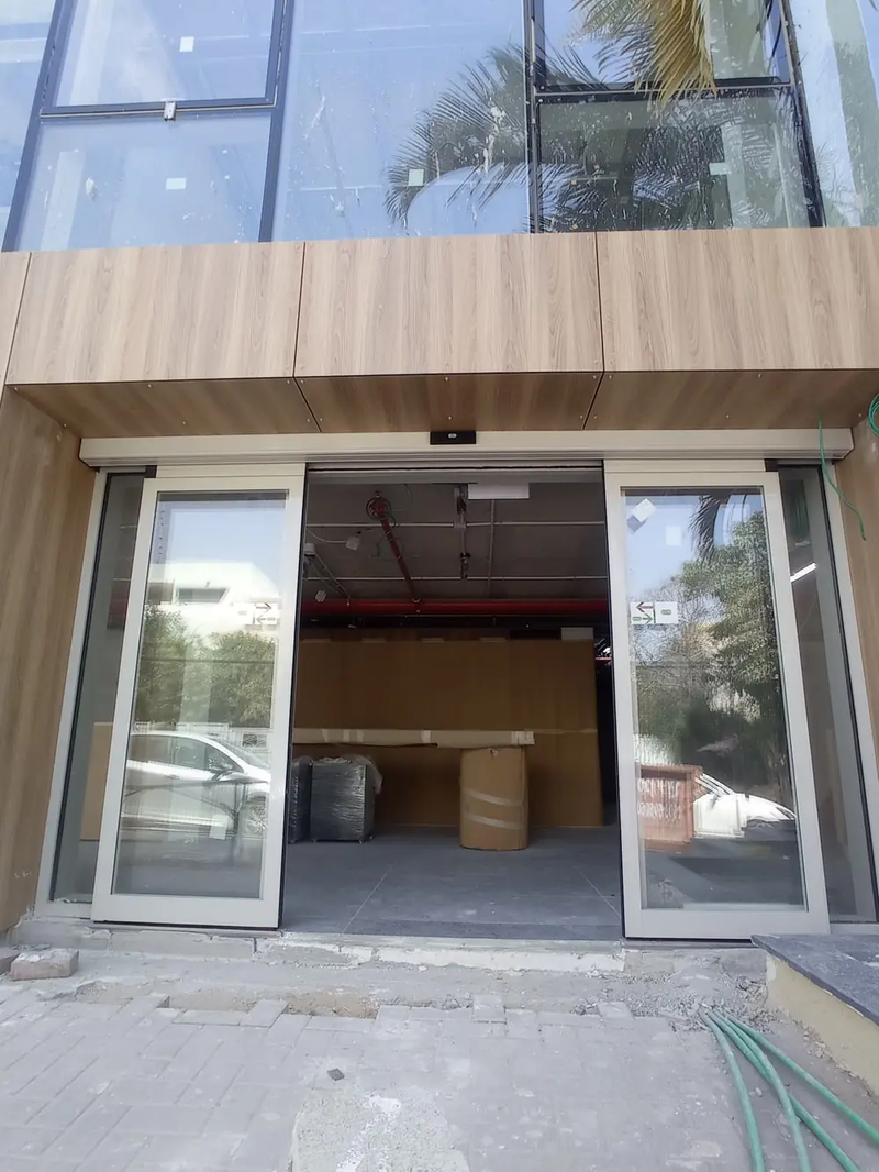 פרויקט חיפוי HPL במבנה מסחרי חברת Wallmax