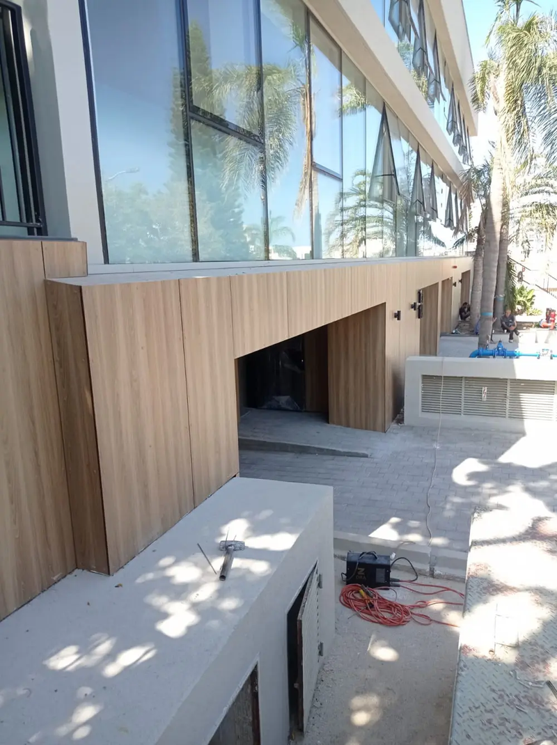 פרויקט חיפוי HPL במבנה מסחרי חברת Wallmax