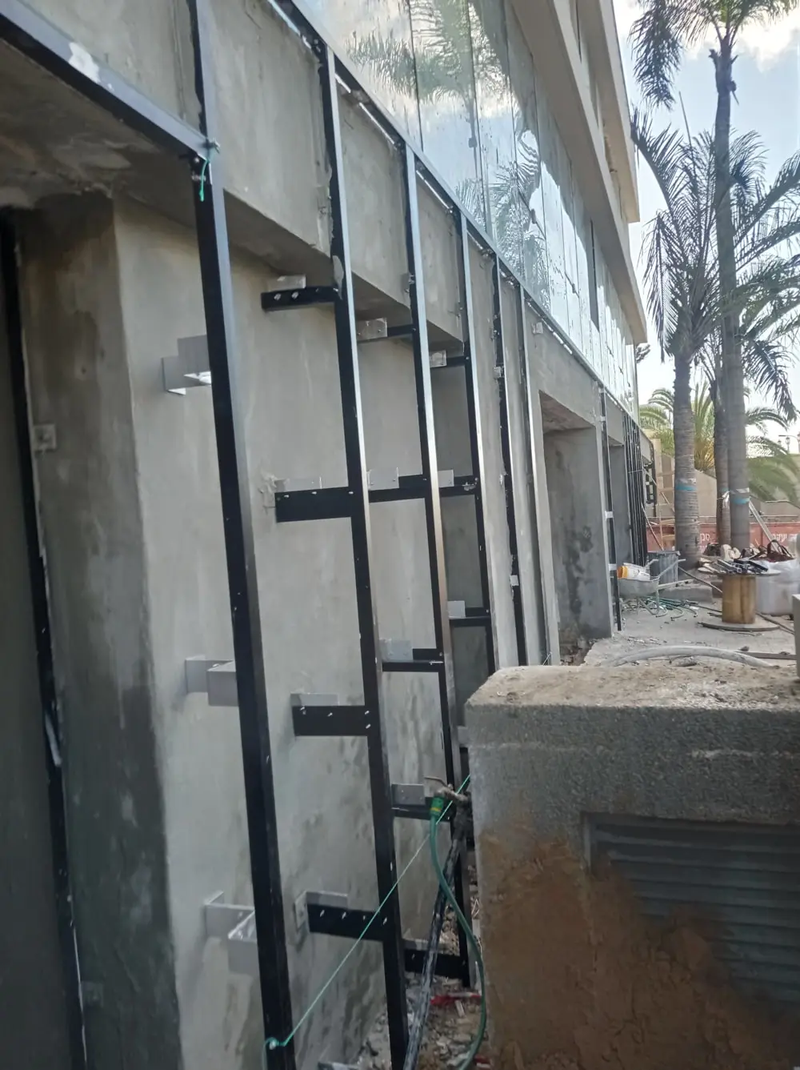 פרויקט חיפוי HPL במבנה מסחרי חברת Wallmax