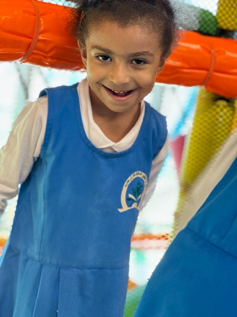 لبس دراسي واحد بشعار المدرسة مجانا