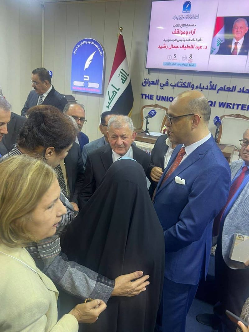 حضور عضو المكتب السياسي لجلسة توقيع كتاب (أراء و مواقف) لفخامة رئيس الجمهورية