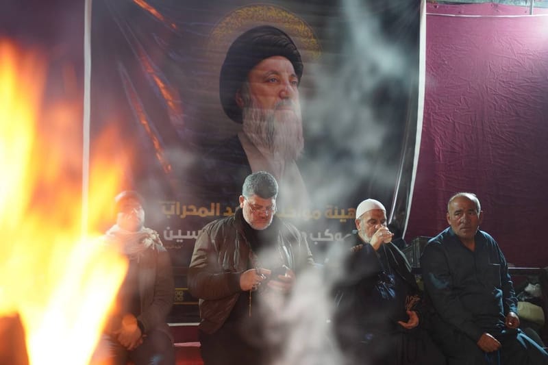 احد تشكيلات هيئة مواكب شهيد المحراب يقوم بخدمة زوار الامام موسى بن جعفر (علية السلام)