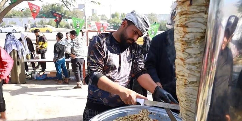 هيئة مواكب شهيد المحراب يقوم بواجب الضيافة  تقديم الخدمة لزائري الامام الكاظم (ع)