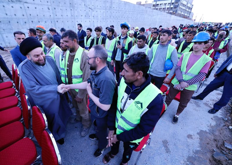 الحكيم يلتقي مع المهندسين والعاملين في موقع عمل مجسر ونفق الزعفرانية / معسكر الرشيد