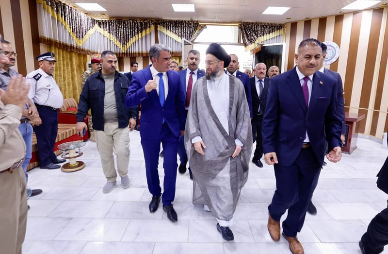 السيد الحكيم يزور جامعة القادسية ويلتقي رئيسها وعمداء كلياتها والكادر المتقدم فيها.