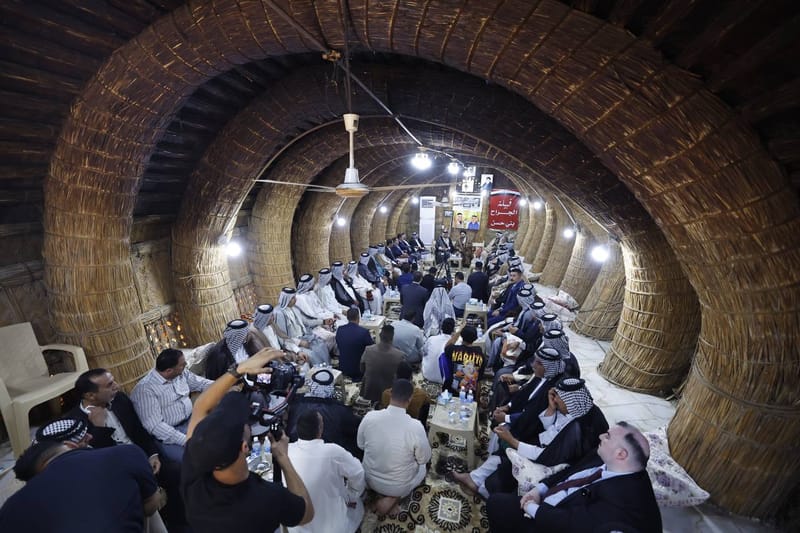 التقى سماحة السيد عمار الحكيم جمعا من الشيوخ والوجهاء قضاء الهندية بمحافظة كربلاء المقدسة وفي مضيف الأخ العزيز جناب الشيخ محمد عبد الأمير رئيس قبيلة الجراح - بني حسن