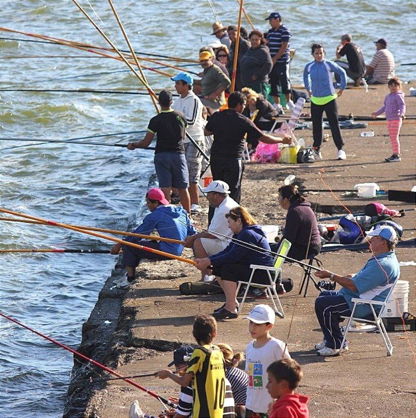 Pescadores ocasionales en la Escollera Sarandí, Montevideo