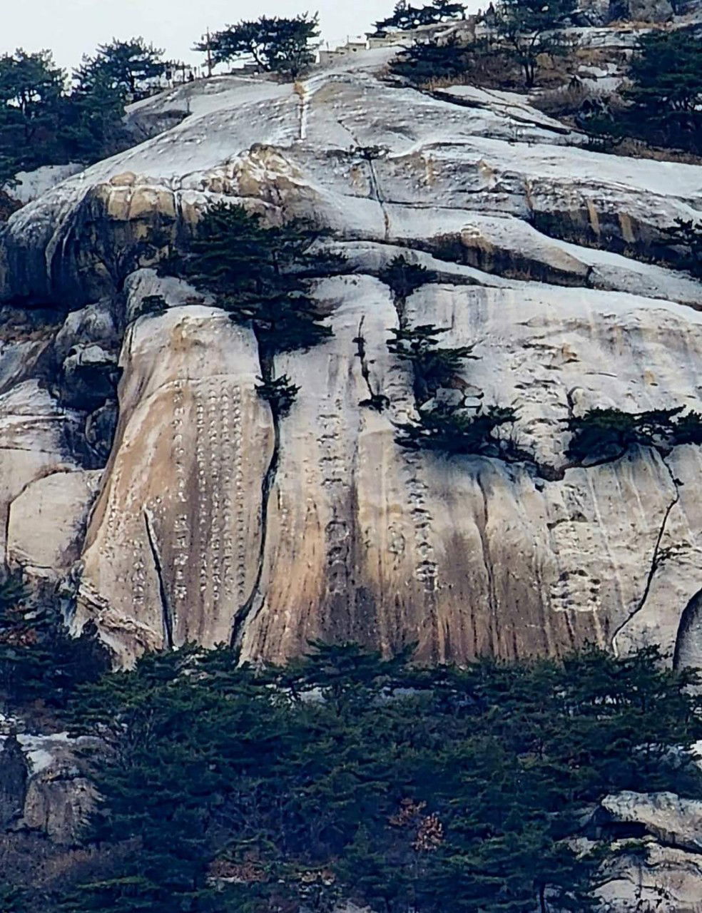 인왕산 치마바위의 상흔