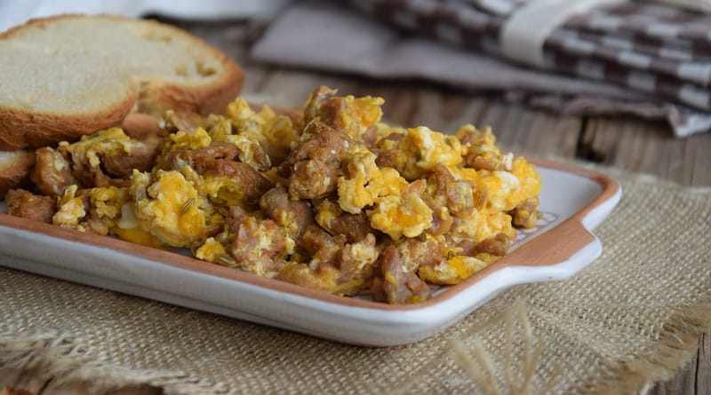 Uova strapazzate con salsiccia (salzezz e iov)