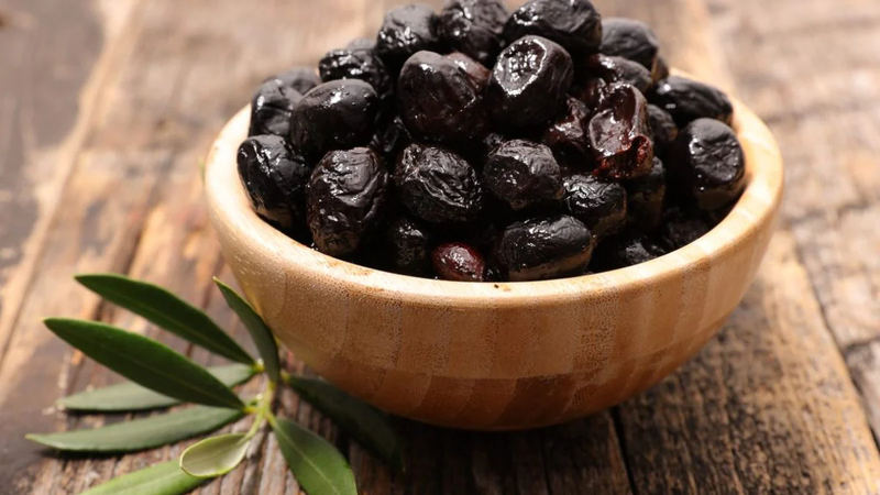 Olive essiccate al sole ( aulì nir sccat pu sal e l'arin)