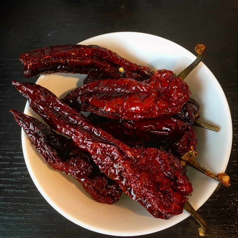 Peperoni cruschi fritti con patate lesse (i curnecchl s'ccat frett  pi patan scallat)