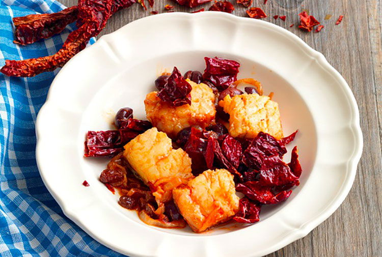 Baccalà con peperoni cruschi (u baccalà pi curnecchl)