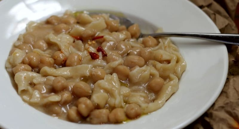 Lasagna  o cavatelli e ceci (Sagntedd o cavatidd e cecr)